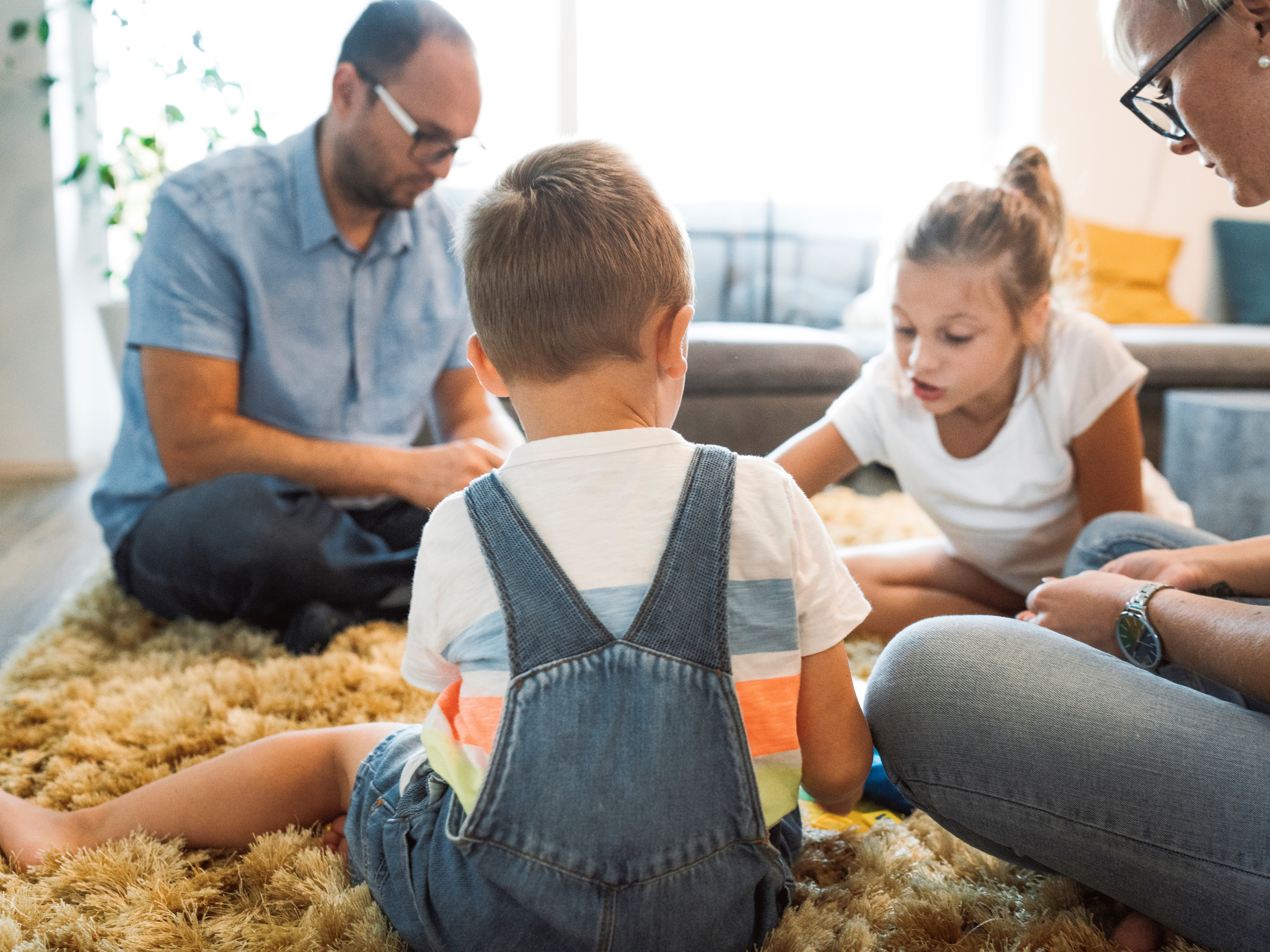 familia jugando en la casa